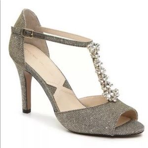 NWOT Adrienne Vittadini Gina Gold Glitter Rhinestone T Strap Sandals Heels 10
